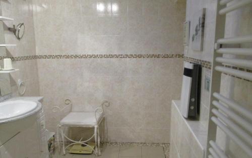 une salle de bain blanche avec un lavabo et des toilettes dans l'établissement gite casal da chemine, à Beaudreix