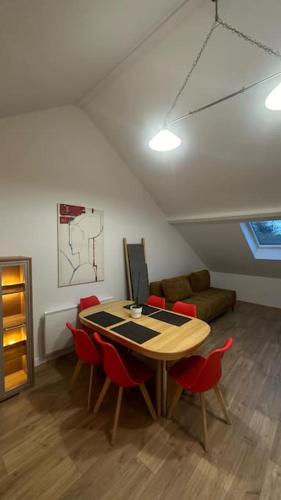 Cette chambre comprend une table avec des chaises et un canapé. dans l'établissement La Pause, à Moulins-lès-Metz