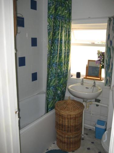 ein Badezimmer mit Waschbecken, Badewanne und Dusche in der Unterkunft Cosy character cottage conservation area in St Albans