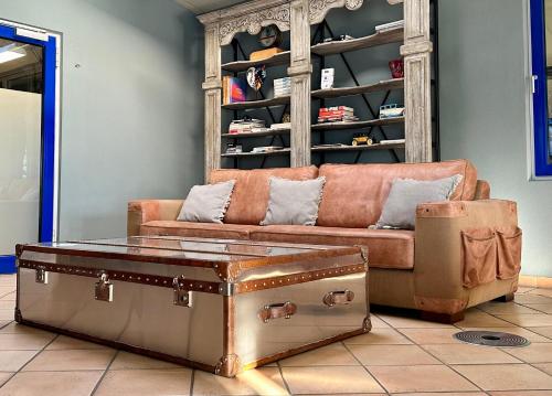 un soggiorno con un divano e un tavolino da caffè di muchhome LUXURY APARTMENTS - MuchLoft - Vintage Loft in Bad Tölz mit Freizeitlounge a Bad Tölz