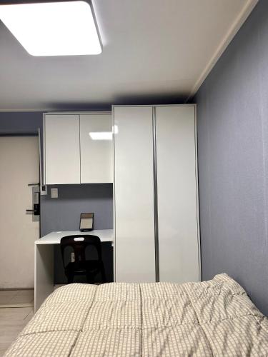 Ένα ή περισσότερα κρεβάτια σε δωμάτιο στο NJ Affordable and cozy accommodation near Nakseongdae Station