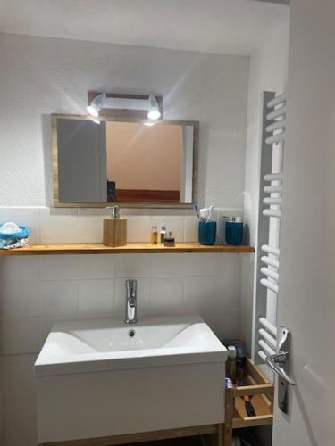 une salle de bain avec un lavabo blanc et un miroir dans l'établissement Studio La Foux d'Allos les Etoiles, à Allos