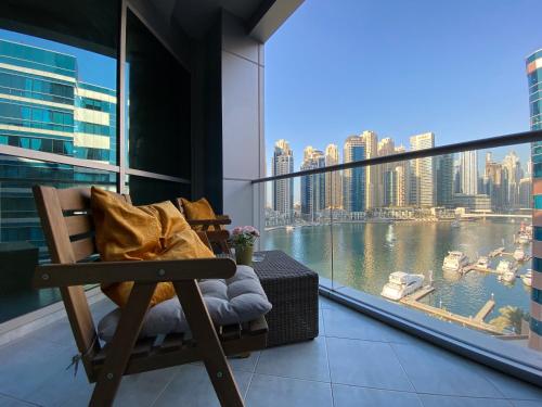 La Buena Vida Holiday Homes - Exquisite Spacious Luxe 1BR Apt , Full Marina View, Kitchen, 5 Min to Beach, JBR and Marina photo 2