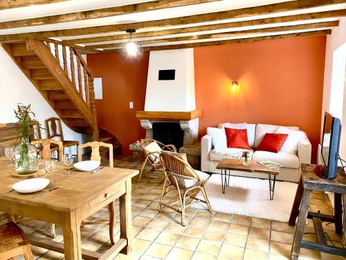 un salon avec un canapé et une table dans l'établissement Gîtes Entre Terre et Mer, à Corseul