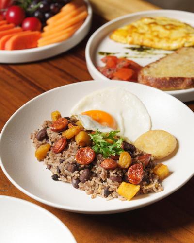 Comida en o cerca de este hotel