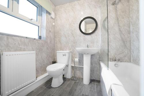 Koupelna v ubytování NEW! 4BR in Stanley