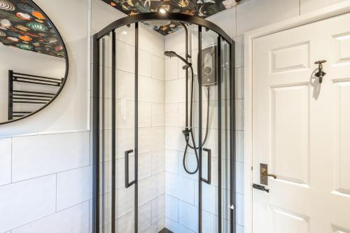 Et badeværelse på Periwinkle Cottage by Winterton Cottages