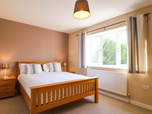 Un dormitorio con una cama grande y una ventana. en Five Acres, en Chesterfield