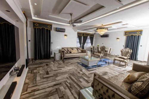 Posezení v ubytování Plum Royal Estates - Penthouse Suite