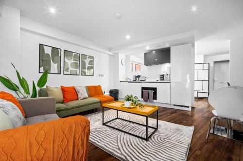 a living room with a couch and a table at Modern 1-Bed Apartment Sleeps 4 Birmingham in Birmingham