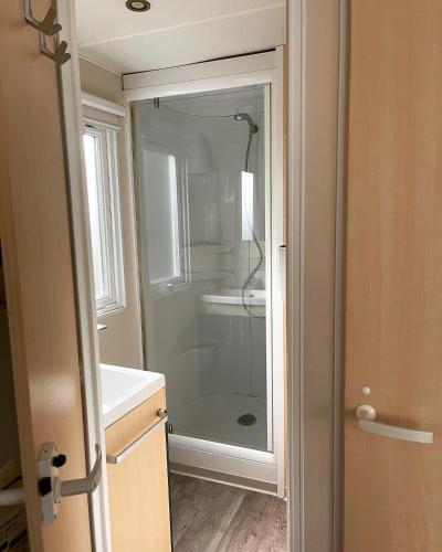 une salle de bain avec une douche, un lavabo et des toilettes dans l'établissement MH tout confort 2ch 5pers 600HM, à La Boissière-de-Montaigu