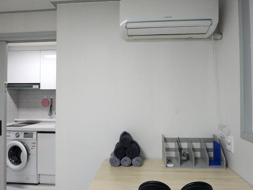 Η κουζίνα ή μικρή κουζίνα στο NJ Affordable and cozy accommodation near Nakseongdae Station