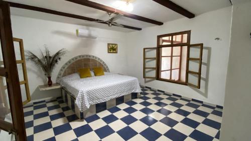 une chambre avec un lit et un sol à carreaux dans l'établissement Casa de campo Huerta De Calín, à Valladolid