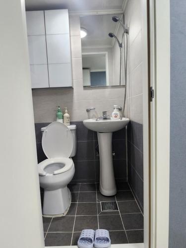 Ένα μπάνιο στο NJ Affordable and cozy accommodation near Nakseongdae Station