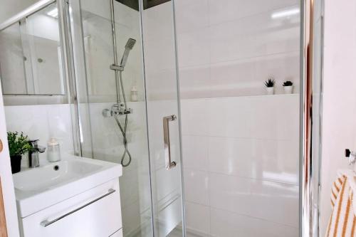 Bilik mandi di Le Port Cros 10, Superbe Studio en Bord de Mer, Jolie Vue, Parking privé, Climatisation