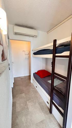 une petite pièce avec deux lits superposés dans l'établissement Heliotel Marine Studio 30m2 très lumineux avec terrasse 17m2 au 3eme étage, à Saint-Laurent-du-Var