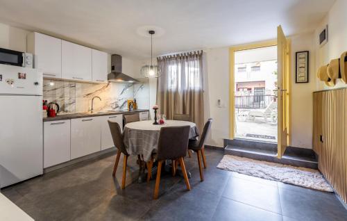 Kuchyň nebo kuchyňský kout v ubytování Awesome Apartment In Novigrad With Wifi