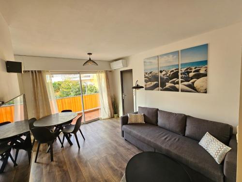 un salon avec un canapé et une table dans l'établissement 2 pièces lumineux, proche plage, parking, clim, hippodrome, à Cagnes-sur-Mer