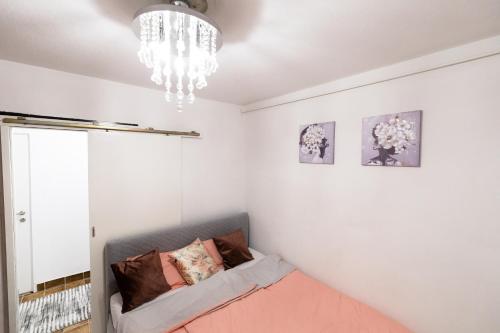 een kamer met een kroonluchter en een bed bij Tanja in Banja Luka