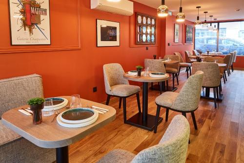 a restaurant dining room with tables and chairs at Hôtel Mônsieur Georges in Boulogne-sur-Mer