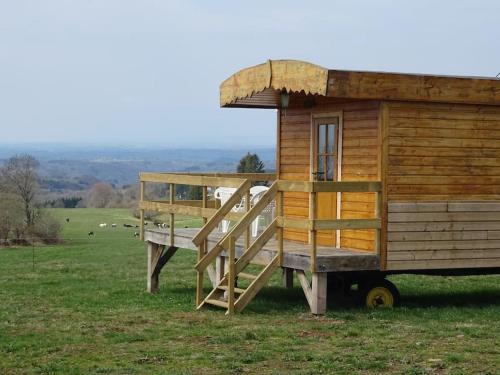 Belle roulotte de style chalet au coeur du Sancy