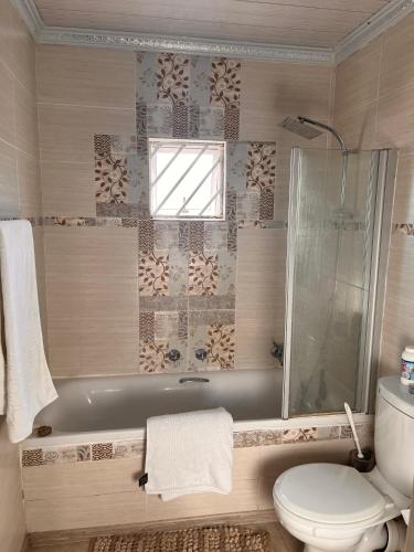 Et badeværelse på Self catering three bedroom