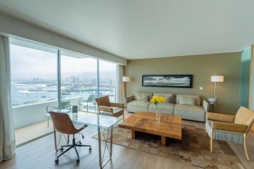 a living room with a couch and a table at Terrado Suites Antofagasta in Antofagasta