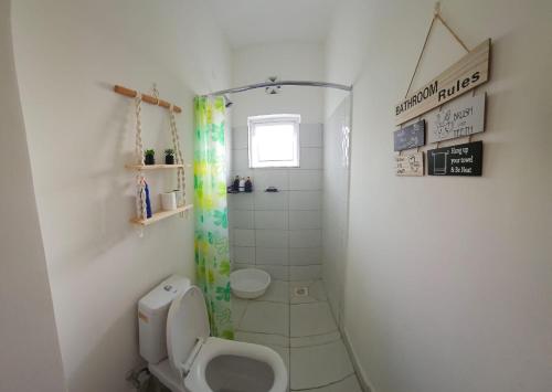 モンバサにあるBaby Greenのトイレとシャワー付きのバスルーム