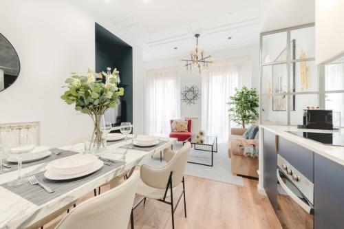 SOL - 5 Balconies- 1BD Renovated apt