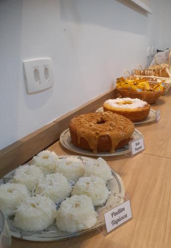 - une table avec des gâteaux et d'autres desserts dans l'établissement Casa Sabor Chocolate Mar, à Ubatuba