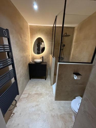 une salle de bain avec une douche, un lavabo et des toilettes dans l'établissement Le Cocon 4 Saisons - Les Villages du Bachat à Chamrousse 1700 - Droseras A14 - Classé 3 étoiles, à Chamrousse