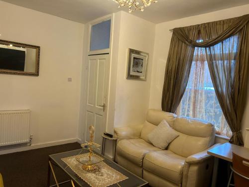 un soggiorno con un divano e una finestra di Skyline Self Service a Leigh