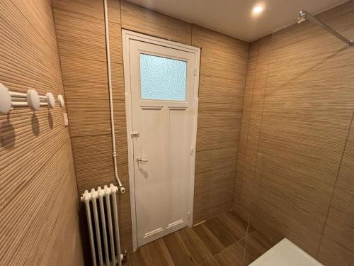 d'une douche à l'italienne avec une porte blanche et un radiateur. dans l'établissement Grand appartement idéalement placé près du stade Vélodrome, à Marseille