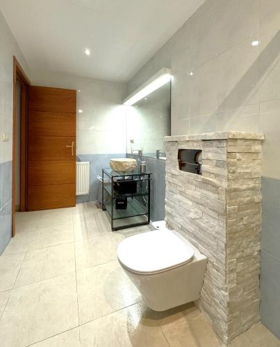 a bathroom with a toilet and a sink at Hilda's King Suite Room in Roses
