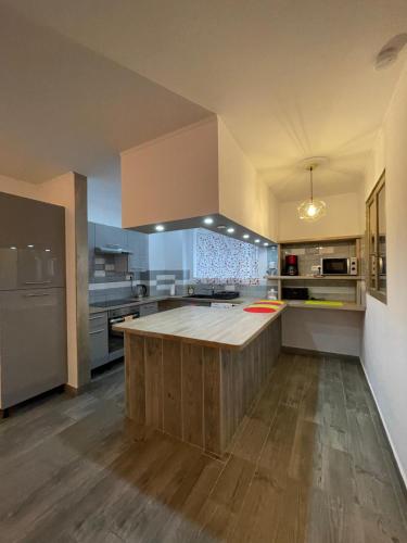 une grande cuisine avec une grande île au milieu dans l'établissement Appartement proche centre Colmar parking public gratuit, à Colmar