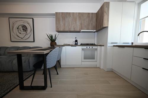 Η κουζίνα ή μικρή κουζίνα στο Apartament Serene