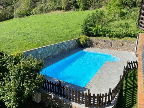 an image of a swimming pool with a fence around it at Apartamento Valverde II in Potes