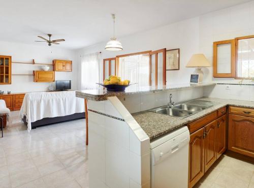 une cuisine avec un évier et un plan de travail dans l'établissement Casa para familias en Ibiza, à Bahía de Sant Antoni