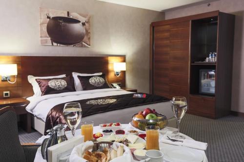 Nevali Hotel & Convention Centerにあるベッド