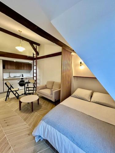 une chambre avec un lit et un salon dans l'établissement Paris - Marais, à Paris