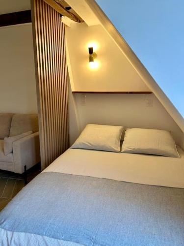 une chambre avec un lit et une chaise dans une pièce dans l'établissement Paris - Marais, à Paris