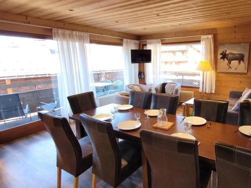une salle à manger avec une table et des chaises dans l'établissement Appartement rénové, proche pistes, balcon, 3 chambres, parking, Wifi inclus - FR-1-598-132, aux Gets