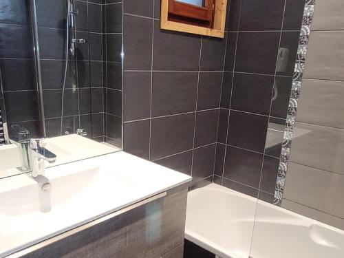 Appartement rénové au pied des pistes avec parking et wifi, 3 chambres