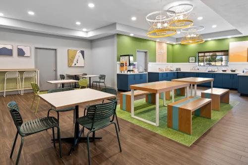 Restaurant ou autre lieu de restauration dans l'établissement Spark by Hilton Wichita Falls