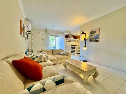 un salon avec deux canapés et une table basse dans l'établissement L'Orangerie, Apt 2 Prs, Jardin, 5 min bord de mer, à Antibes