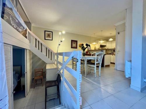 une cuisine et une salle à manger avec un escalier bleu dans une maison dans l'établissement L'Orangerie, Apt 2 Prs, Jardin, 5 min bord de mer, à Antibes