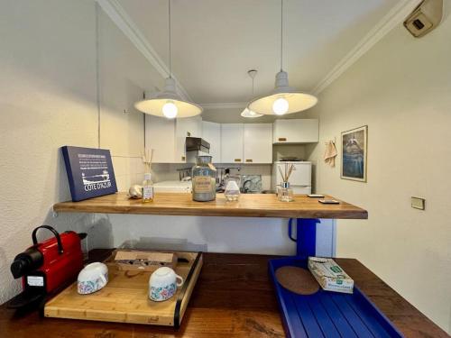 une chambre avec un comptoir et une cuisine avec une table dans l'établissement L'Orangerie, Apt 2 Prs, Jardin, 5 min bord de mer, à Antibes