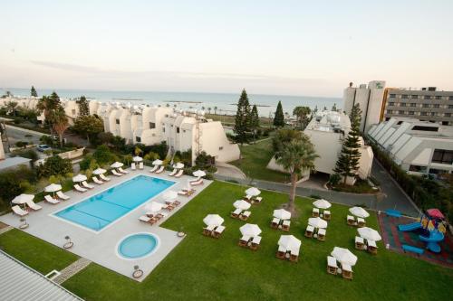 Imagen de la galería de Frixos Suites Hotel Apartments, en Lárnaca