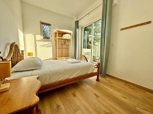 une chambre avec un lit, une table et une fenêtre dans l'établissement Villa Florida, Apt 8 prs, Piscine, Clim, Parking, à Antibes