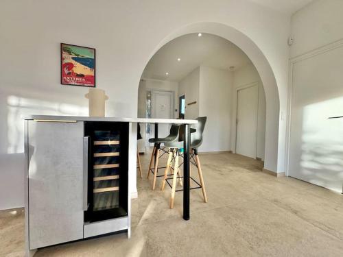 une cuisine avec une table et des chaises dans une pièce dans l'établissement Villa Florida, Apt 8 prs, Piscine, Clim, Parking, à Antibes